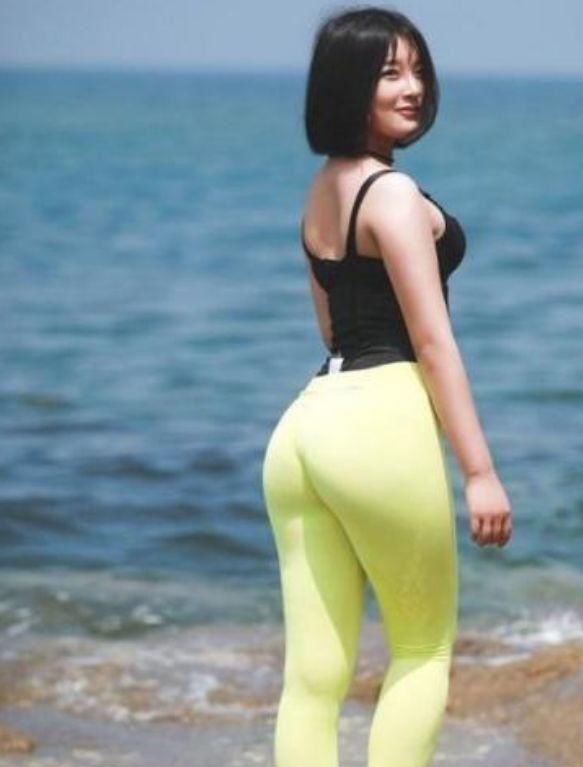  『底裤』街拍：动人匀称的紧身打底裤美女，修饰出完美的腿部线条