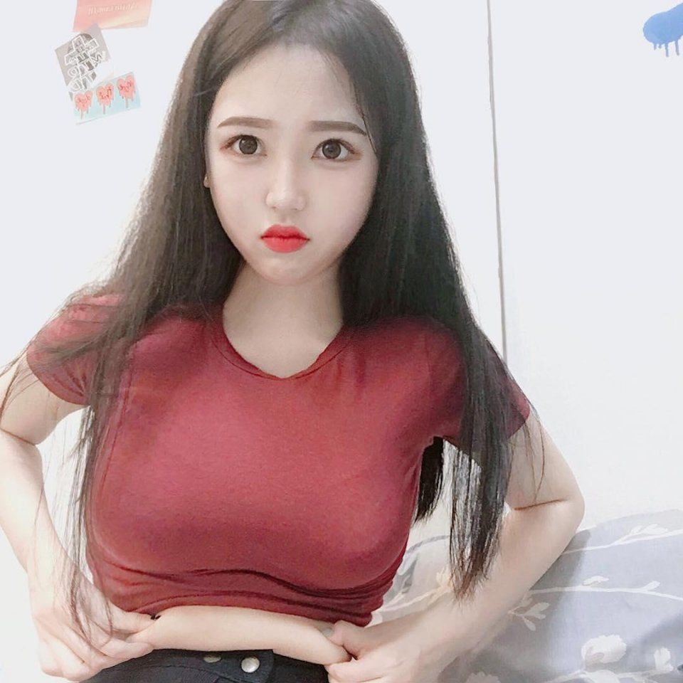 人气美女郑史和社交媒体上晒美照，事业线丰满水蛇腰纤细很养眼！