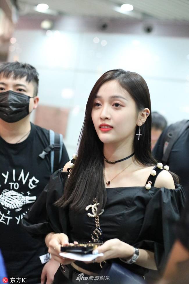 吴宣仪回归火箭少女后亮相 香肩红唇直发妆容精致