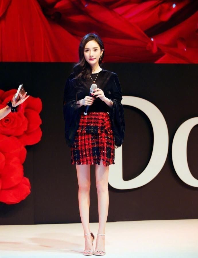 杨幂身穿亮片流苏裙美到犯规!网友:实力演绎“腿玩年”!