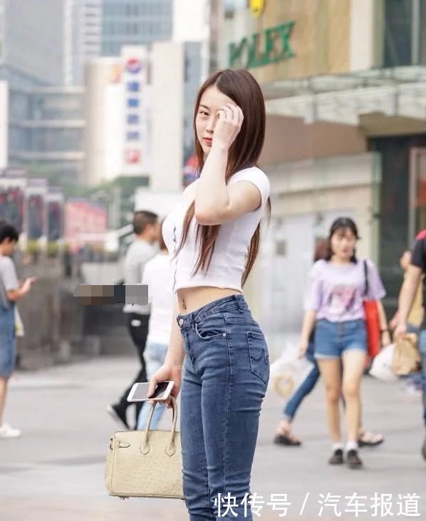 气质小姐姐穿紧身牛仔裤秀出好身材,这几个动作有点难度