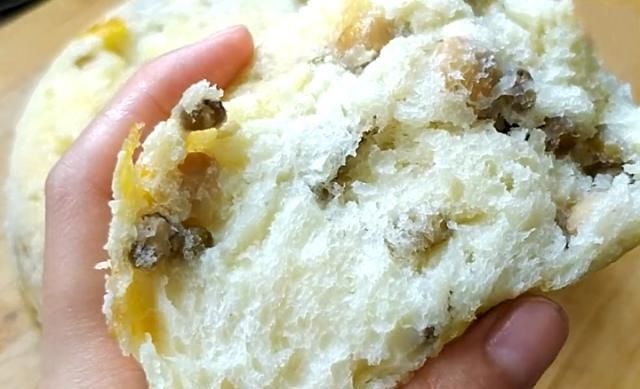  「黄豆和绿豆」黄豆别再打豆浆，加半碗绿豆，锅中一蒸，蓬松暄软，比面包还香软