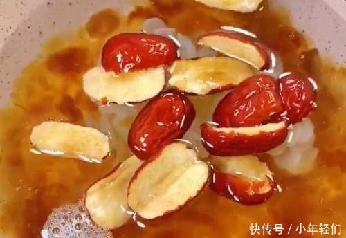  「桃胶炖奶」一到冷天，我从不用化妆品，每天喝一碗它，面色红润，色斑也没了！