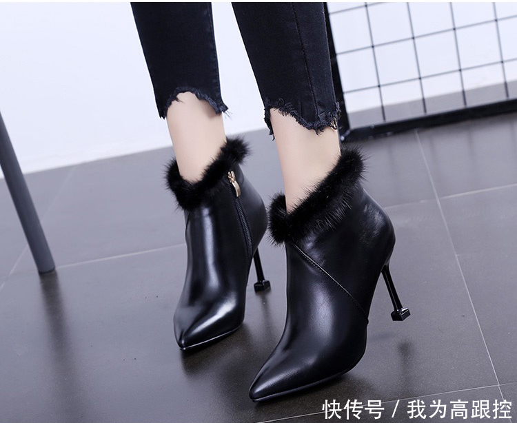 高跟鞋鞋口处加了细绒面,具有贵夫人气质