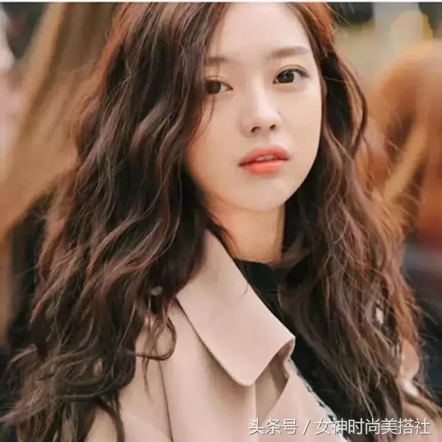 圆脸女孩换了这个发型，脸小了不止一圈哦