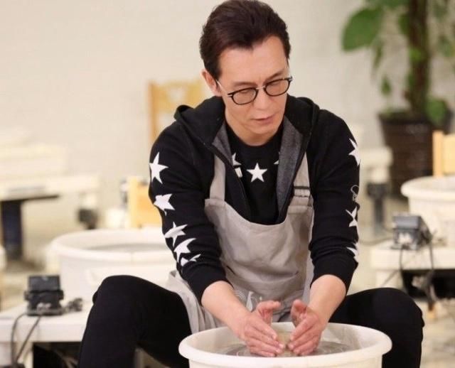 被发型坑了几十年的主持人，换个发型堪比整容，年轻了10岁