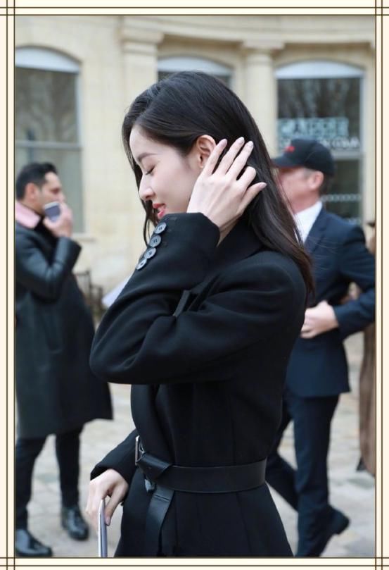 章泽天和郭晶晶同穿黑色西装，一个霸气女总裁，一个青涩小文秘