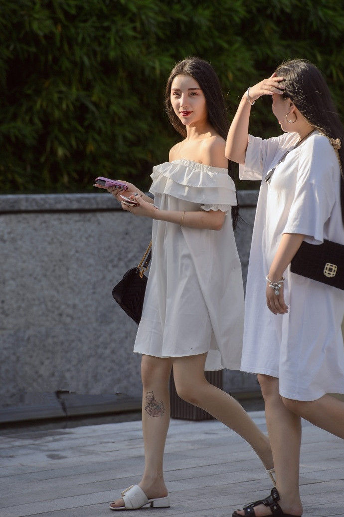 成都街拍，白色露脐装T恤搭配黑色紧身裤，休闲又有范!