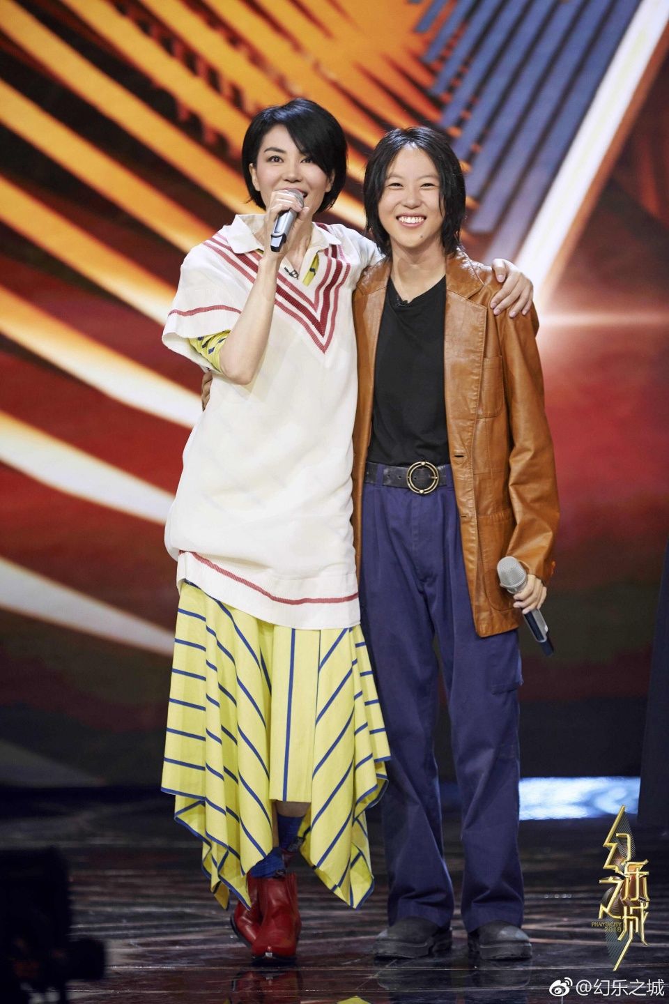 王菲窦靖童终于同台了!娱乐圈最有个性的母女，妈妈美呆女儿酷帅