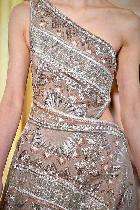 刘雯奚梦瑶现身时装周, 老奚除了腰粗腿胖, 腋下的副乳更引人注目