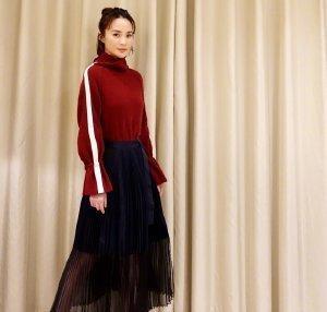 蒋勤勤身穿西服外套+连体裤，气质出众不显老，网友：她有43岁吗