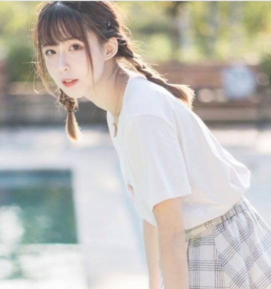 [ 马尾辫]白衬衫格子裙, 网友: 仿佛已经看到夏天，小姐姐马尾辫拍写真,