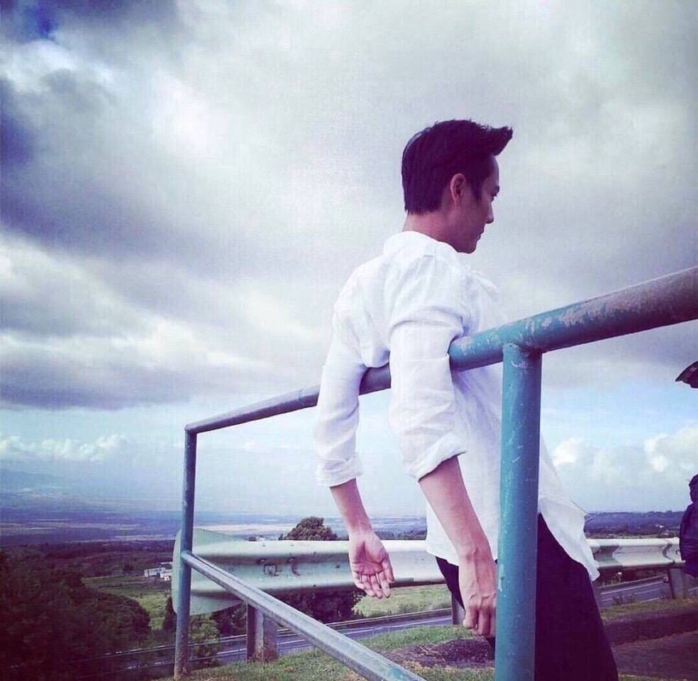 白衬衫男神陈伟霆 简单白衬衫搭出百变风格