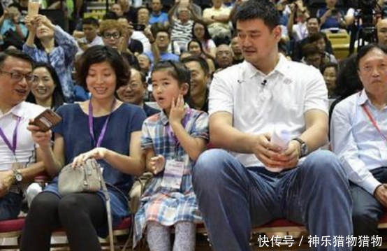  『失控』姚明女儿身高已失控，活了20年都没有人家9岁高，网友：基因太强