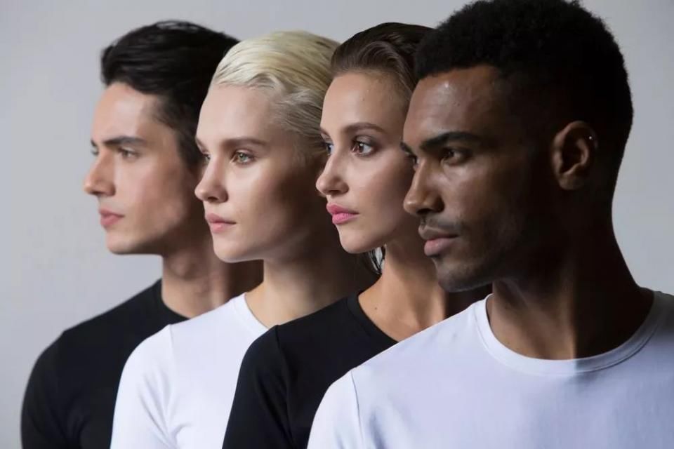 简单到极致的魔力!穿上就脱不下来的白T恤。