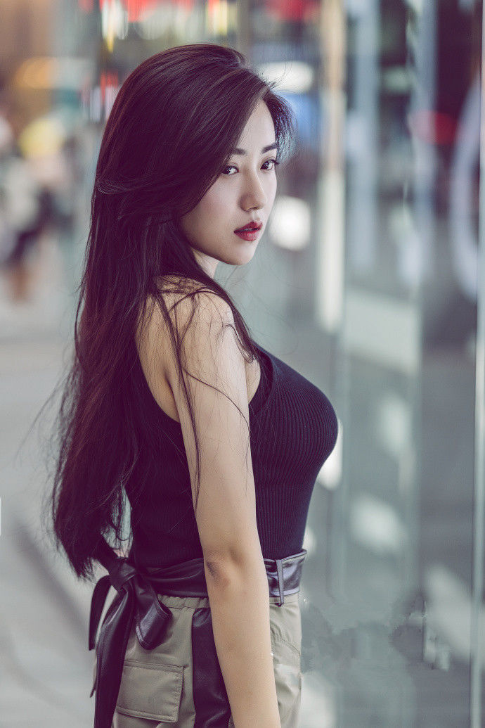 重庆街拍，高颜值的美女都爱这么搭，轻松打造女人成熟的魅力!