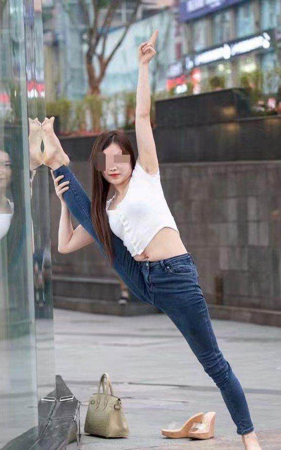 街拍: 紧身牛仔小姐姐街头练瑜伽, 玩高难度动作, 让路人都看呆了