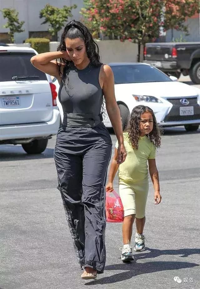 金卡戴珊终于不把安全裤外穿了，凹凸好身材展现的淋漓尽致