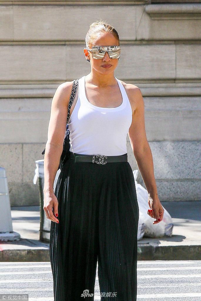 组图：詹妮弗洛佩兹穿无袖上衣秀美胸 女儿笑容大方星味十足