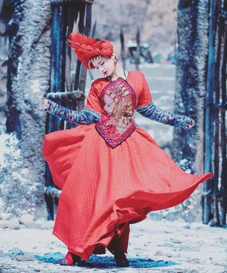 麦迪娜不规则短裙，包包一直遮挡三角区，蹲地上黑色底裤都露出了