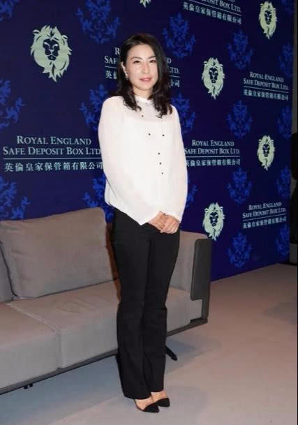  气质@郭晶晶终于认真打扮穿绣雕长裙优雅端庄，好气质豪门阔太里罕见