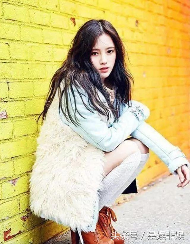 女星爱袜子外穿:杨幂杨颖时髦，鞠婧祎罕见，我就服迪丽热巴