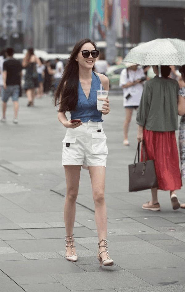 街拍: 这些漂亮的小姐姐有气质又有范, 其中你最欣赏哪一位?