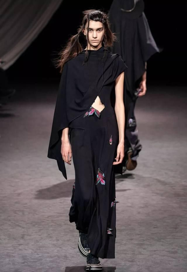  时装秀：Yohji Yamamoto 2020 春夏时装秀：山本耀司的黑色诗意想象