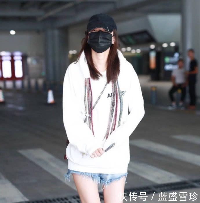 孙怡素颜“全副武装”, 看到她短到大腿根的裤子, 我沉默了