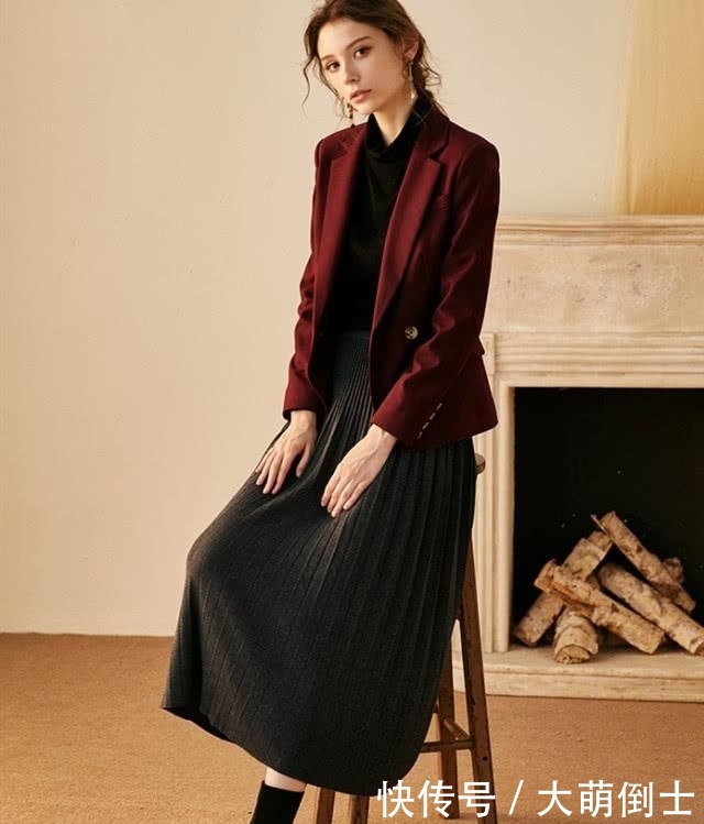 扣设计的西服■30岁以后的女人,春季应该怎么挑选西服,显得不仅干练又成熟