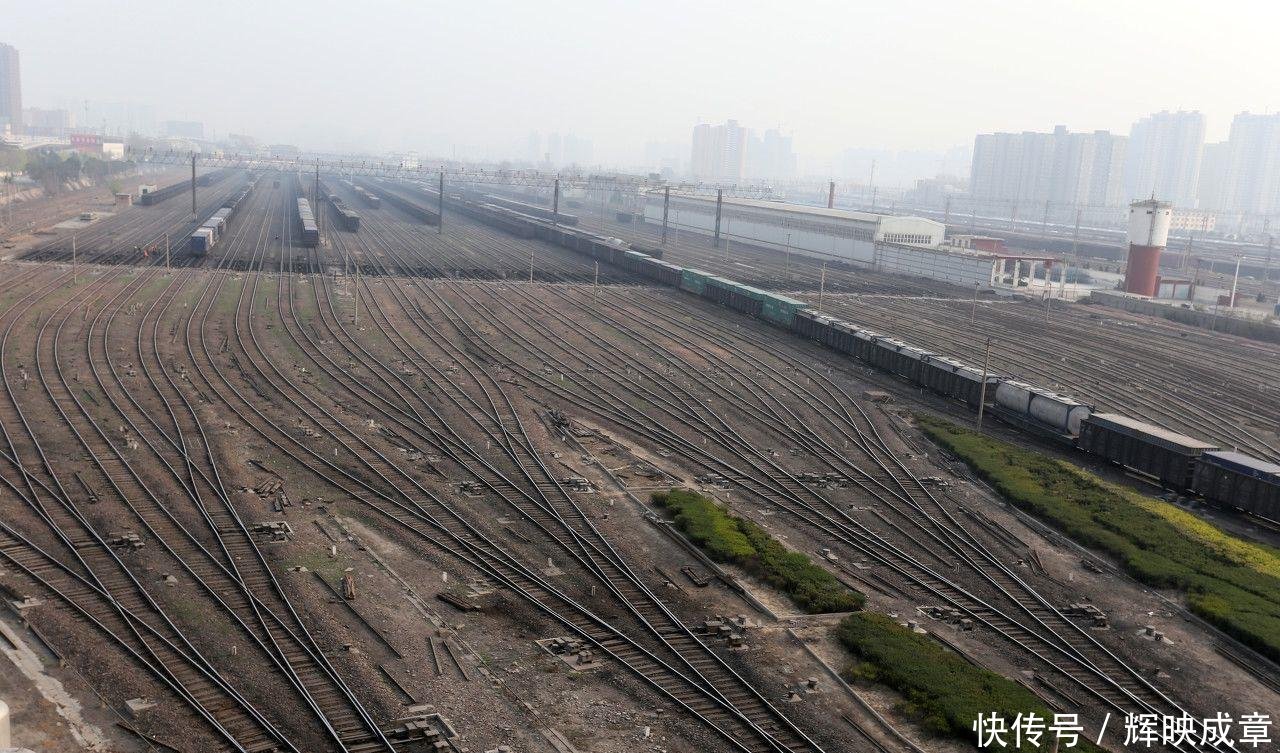 实拍亚洲最大的铁路编组站，一百多条轨道，走错一条就是灾难