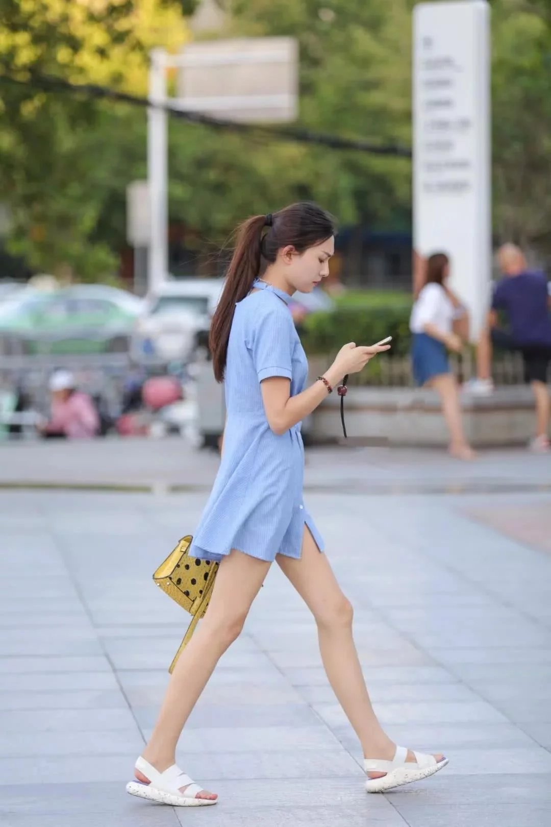 清纯小姐姐身穿蓝色连衣裙，大秀一双迷人的筷子腿十分行，吸睛无