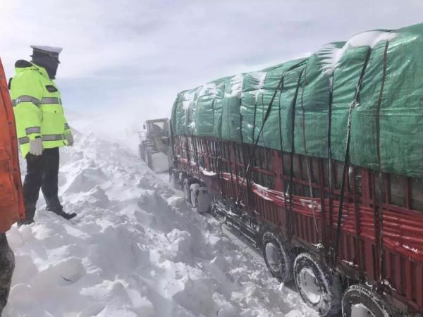 如同科幻大片！玛多境内高速公路积雪最深处达8米 汽车艰难通行