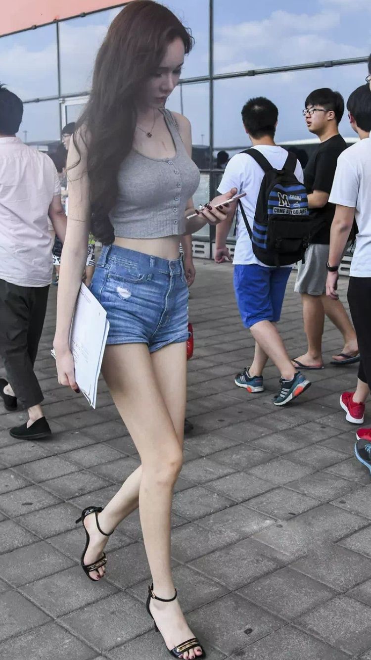 性感街拍丨穿得很清凉的美女，正在被一个男的偷拍!!