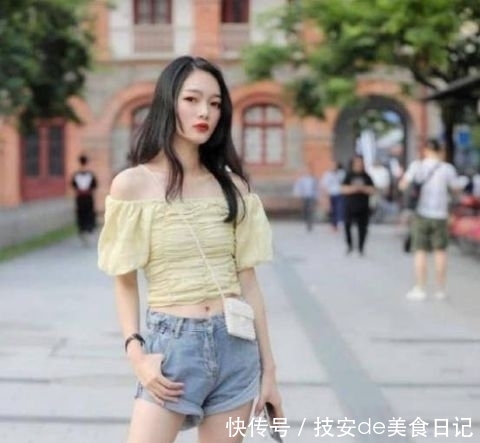 『美女』街拍:丹唇外朗的美女,一件浅色一字肩配牛仔热裤,青春活力气质