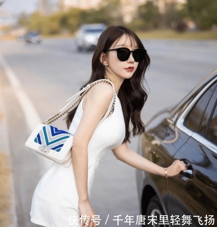  服饰|小姐姐穿得这么清凉出门，认真讨论是车好看，还是人好看？