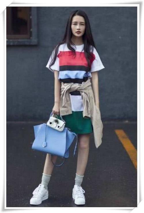 李沁够狠！西服这么短还敢玩下衣失踪，网友：这腿是真实存在的吗