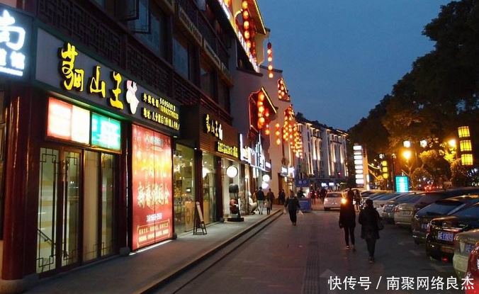 该城市比深圳还要富裕，干净程度赶上日本，却依旧是一个小县城