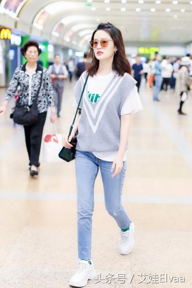 李芯不穿短裤了,毛衣仔裤比路人还低调,看完我明白颜值才是唯一