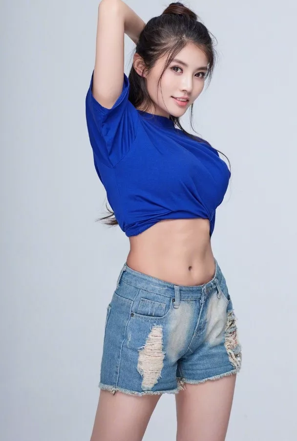 大嫂徐冬冬都瘦得见骨了,撩衣炫腹却炫出尴尬,小蛮腰一言难尽