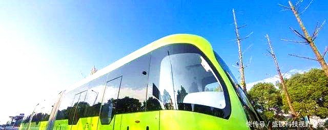 厉害了！世界上首辆“马路上跑的火车”问世，在湖南开始试行