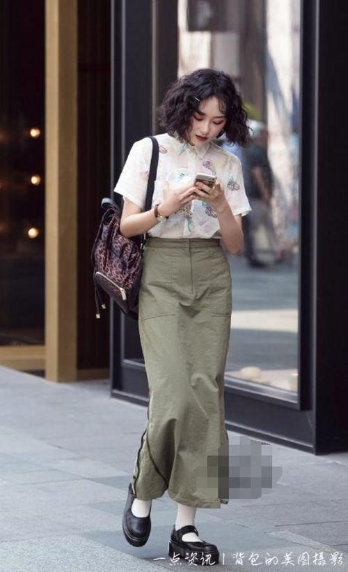 路人街拍，小姐姐笑的好美啊，一袭黑色的长裙，显得很优雅