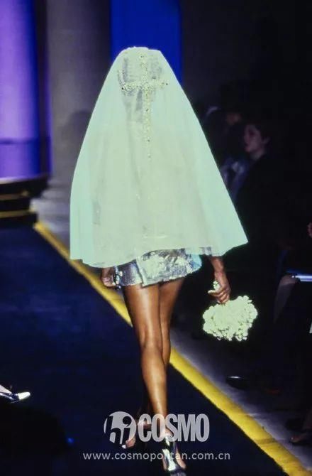 这位法国造型师穿衬衫结婚了，让我想起了赫本的头巾