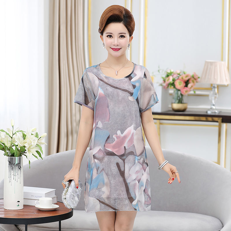 40岁女人别只穿连衣裙，看看今年的妈妈装，美的老爸都认不出来