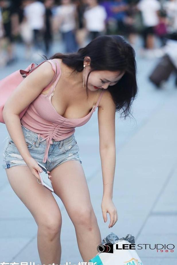 姑娘的东西拿的有点多，可能是拿不动了