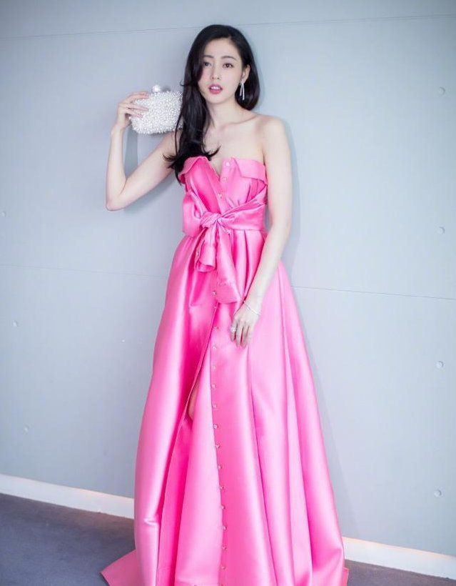张天爱和刘亦菲同穿粉色礼服,张天爱胸前故意开叉,结果却惨败