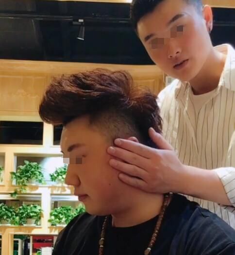  小伙：小伙理发只带了10元钱，于是让理发师吹“半干”，最后哭笑不得