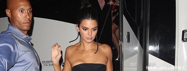 肯达尔詹娜服装薄如蝉翼，用手遮脸拒绝拍摄，肯豆大长腿不是吹的