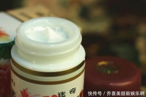 「软膏」才十几块钱小软膏,早晚都涂在脸上,不出两周,皱纹都变淡了
