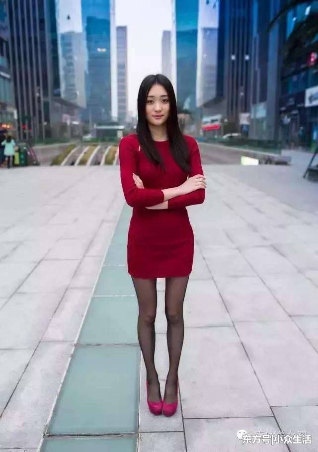 街拍:步行街上的妙龄小姐姐，黑丝袜配细高跟凸显强烈的质感